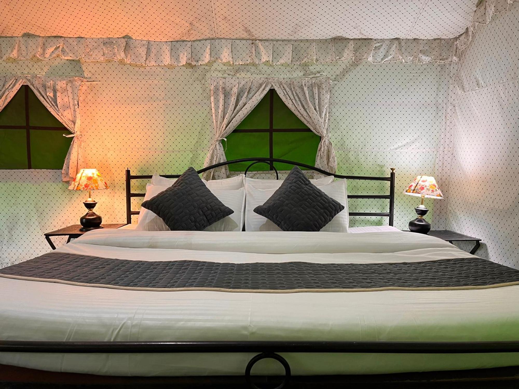 Himalayan Riverside Swiss Cottage Tents, Manali Bagian luar foto