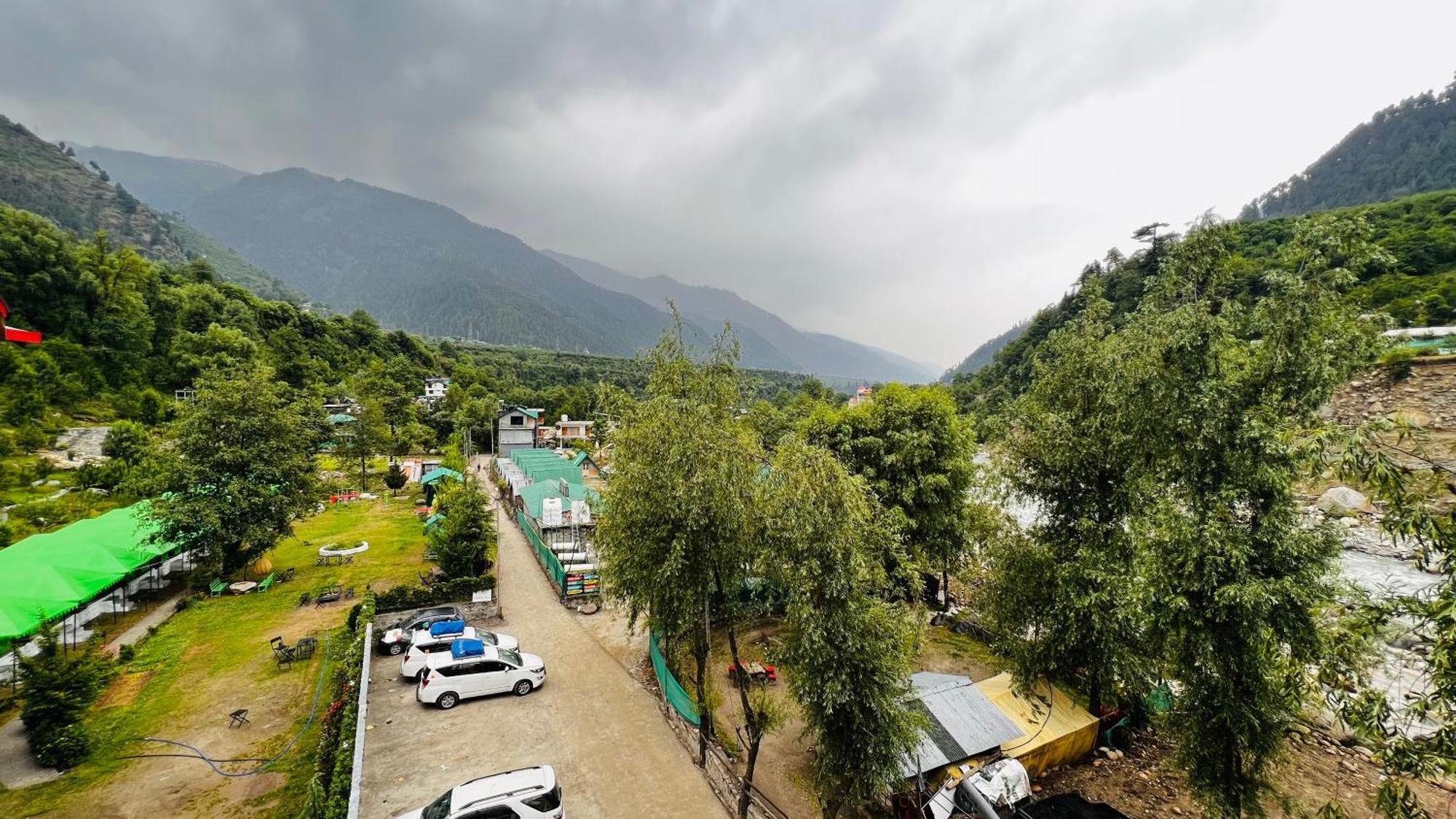 Himalayan Riverside Swiss Cottage Tents, Manali Bagian luar foto