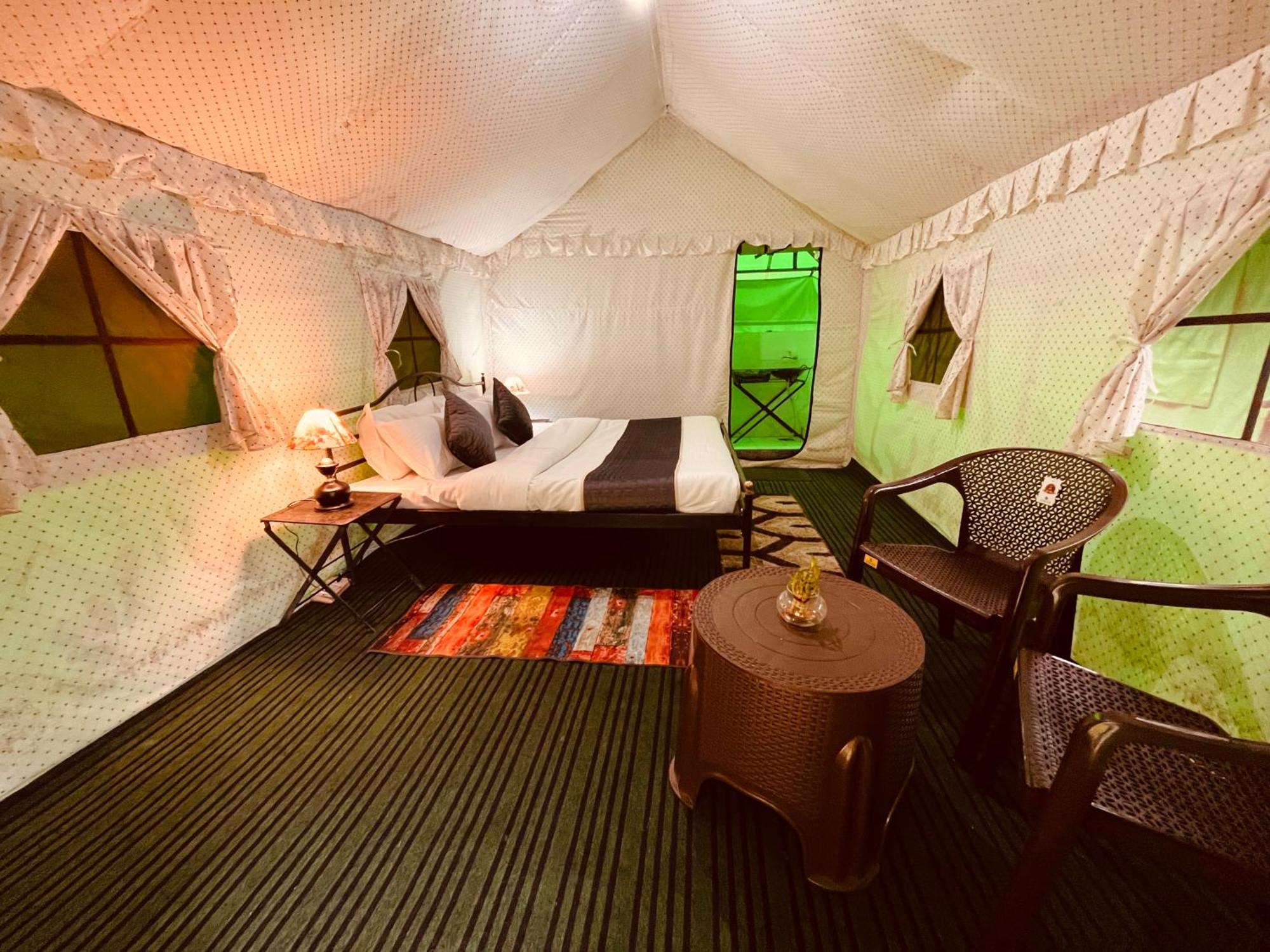 Himalayan Riverside Swiss Cottage Tents, Manali Bagian luar foto