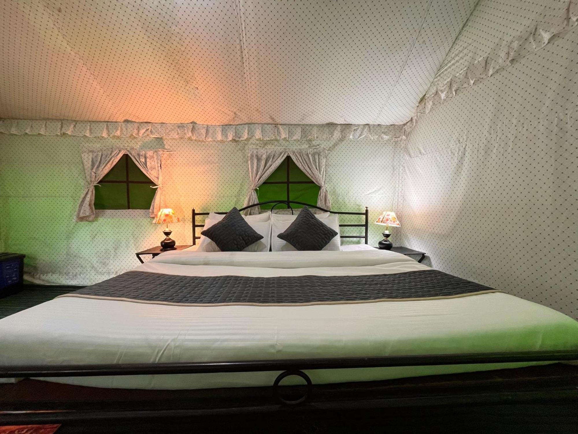 Himalayan Riverside Swiss Cottage Tents, Manali Bagian luar foto