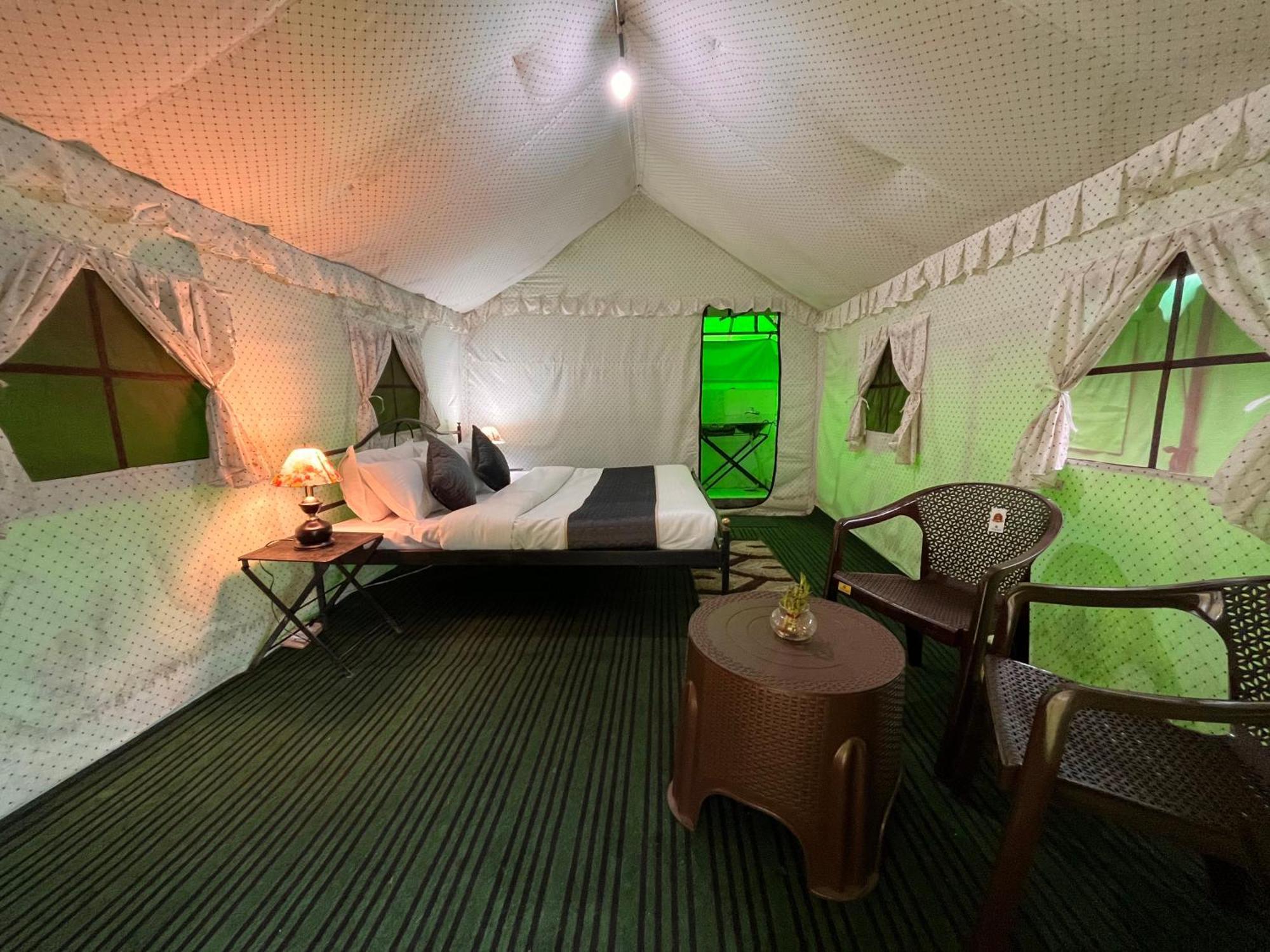 Himalayan Riverside Swiss Cottage Tents, Manali Bagian luar foto
